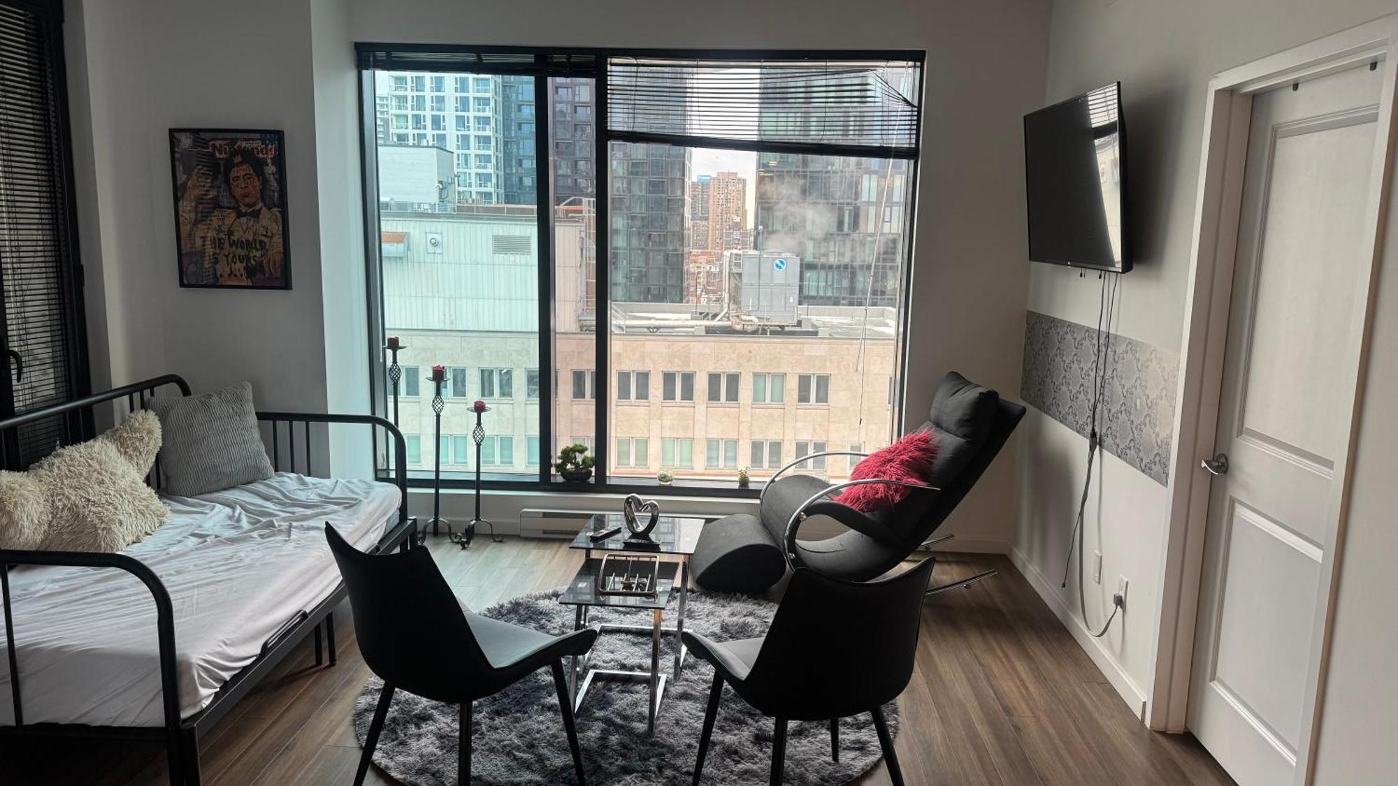 Charming Two Bedroom Downtown Appartement *